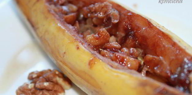 банан, запеченный с орехами и медом