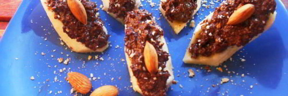Бананы, фаршированные шоколадом и орехами