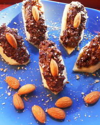 Бананы, фаршированные шоколадом и орехами