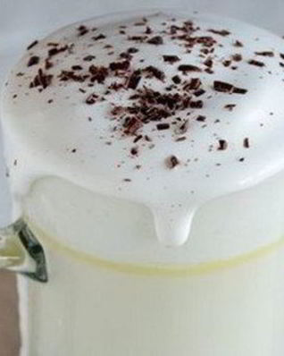 Белый горячий шоколад с взбитыми сливками