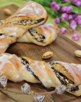 Булочки с глазурью и шоколадным пудингом