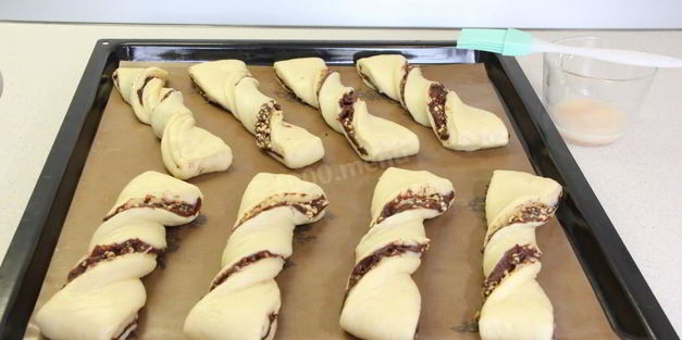 булочки с глазурью и шоколадным пудингом