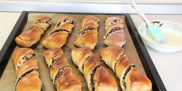 булочки с глазурью и шоколадным пудингом