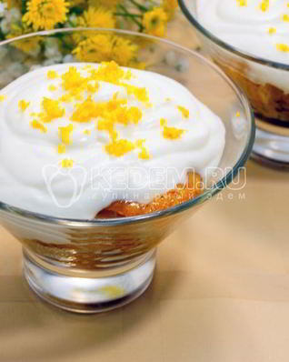 Десерт из апельсинов с взбитыми сливками