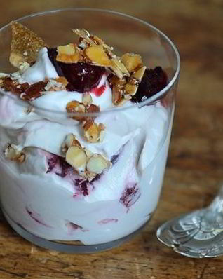 Десерт из вишни и орехов