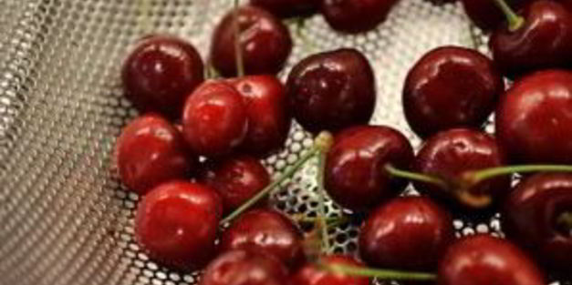 десерт из вишни и орехов