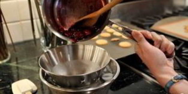 десерт из вишни и орехов