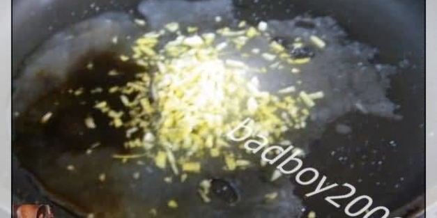 десерт с персиками и мороженым