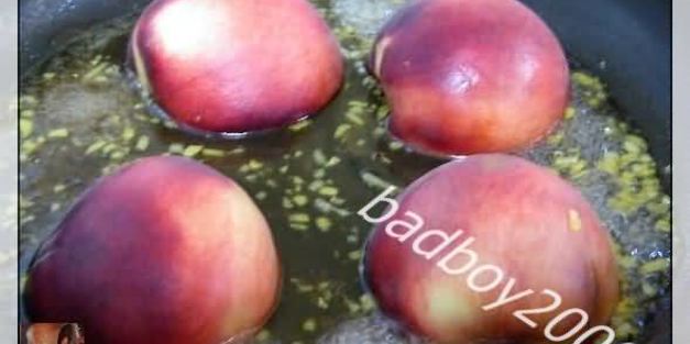 десерт с персиками и мороженым