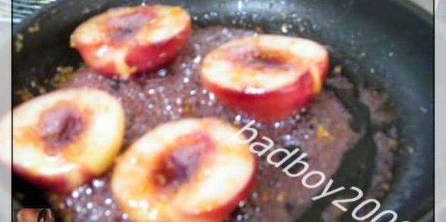 десерт с персиками и мороженым