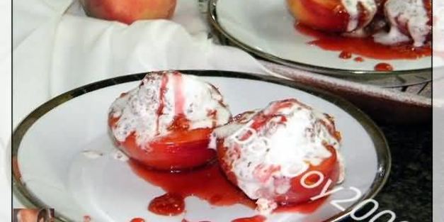 десерт с персиками и мороженым