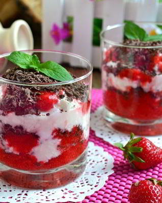 Десерт творожный с клубникой и шоколадом