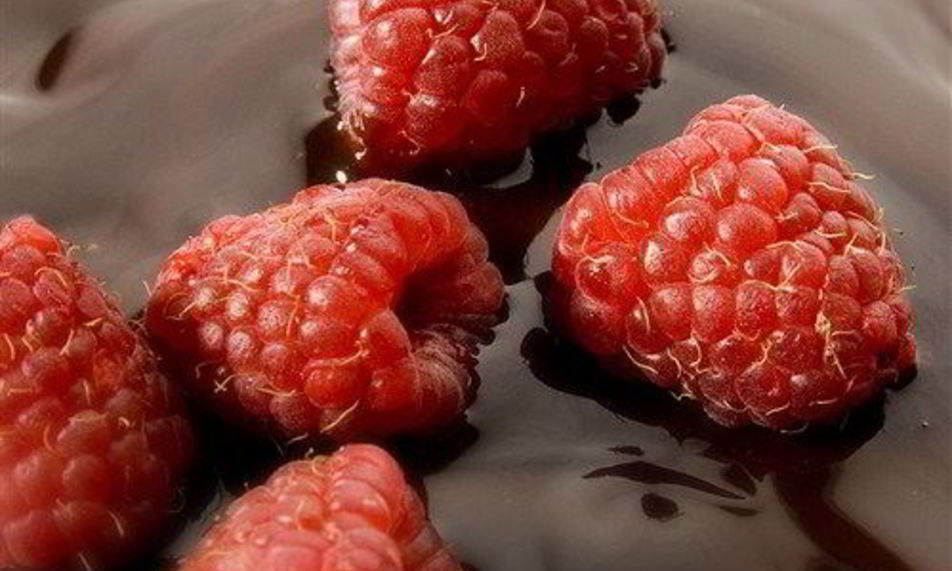 Рецепт горячий шоколад с малиной и взбитыми сливками