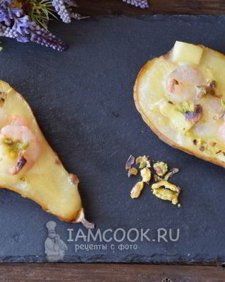 Груши, запеченные с креветками и сыром