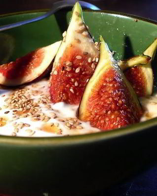 Йогурт с кунжутом, инжиром и медом