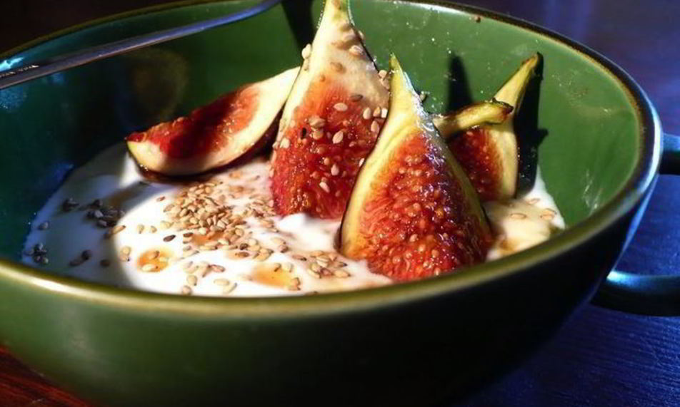 Рецепт йогурт с кунжутом, инжиром и медом