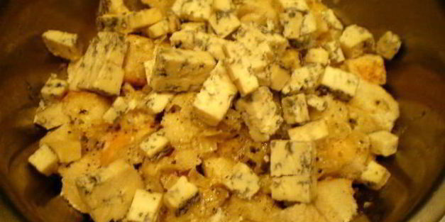 хлебный пудинг с горгонзолой