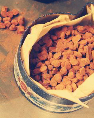 Кофейные зерна в шоколаде с солью