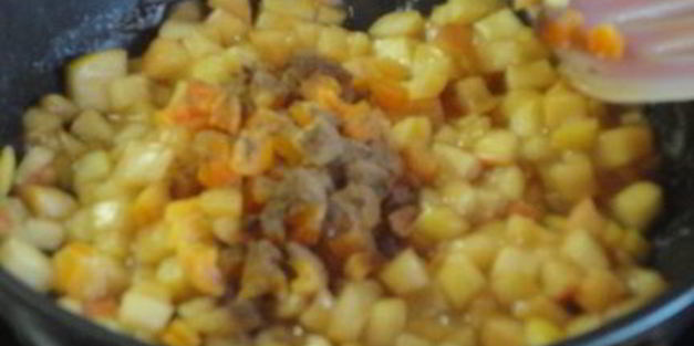 крамбл яблочный с курагой и абрикосовым пюре