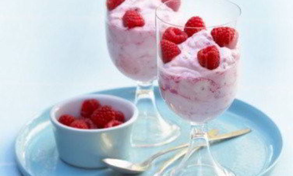 Рецепт английский крем с шоколадом, ликером франжелико и свежей малиной