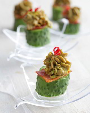 Бекон с кремом из острого авокадо