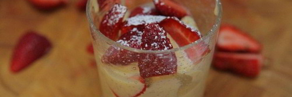 Бисквит с клубникой и сливочным кремом