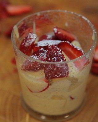 Бисквит с клубникой и сливочным кремом