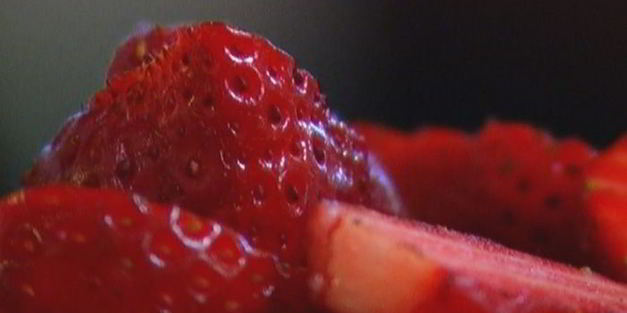 бисквит с клубникой и сливочным кремом