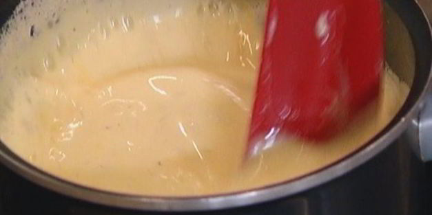 бисквит с клубникой и сливочным кремом