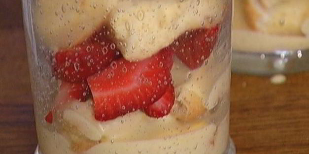 бисквит с клубникой и сливочным кремом