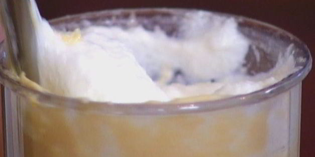 бисквит с клубникой и сливочным кремом