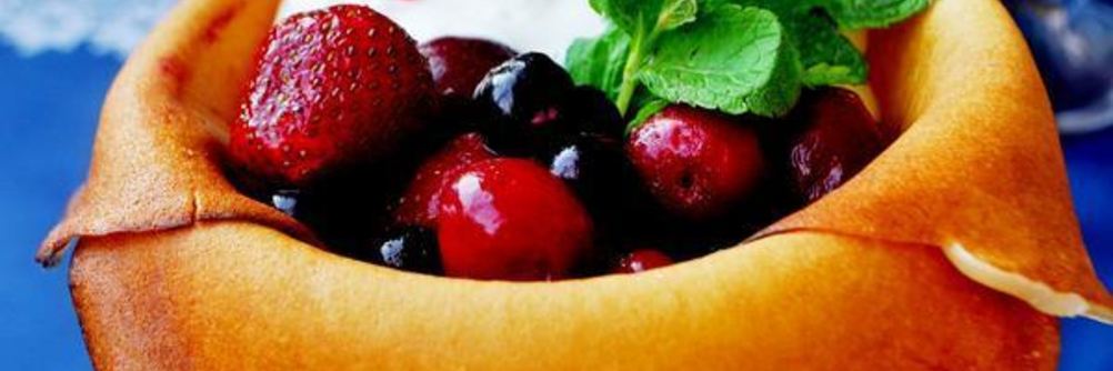 Блинчики десертные с сырным кремом и ягодами