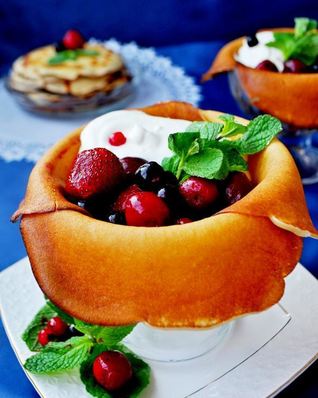 Блинчики десертные с сырным кремом и ягодами