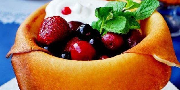 блинчики десертные с сырным кремом и ягодами