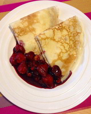 Блинчики с кремом из маскарпоне и фламбированные ягоды