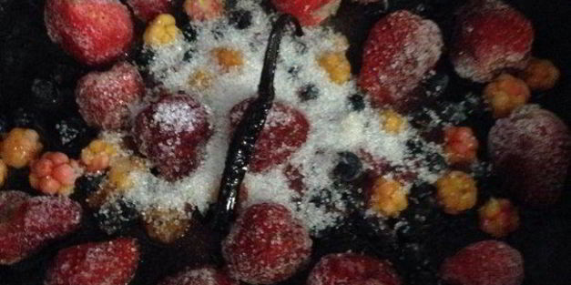 блинчики с кремом из маскарпоне и фламбированные ягоды