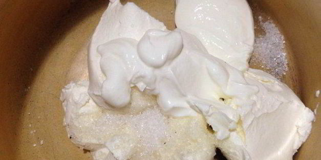 блинчики с кремом из маскарпоне и фламбированные ягоды