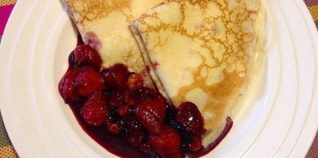 блинчики с кремом из маскарпоне и фламбированные ягоды