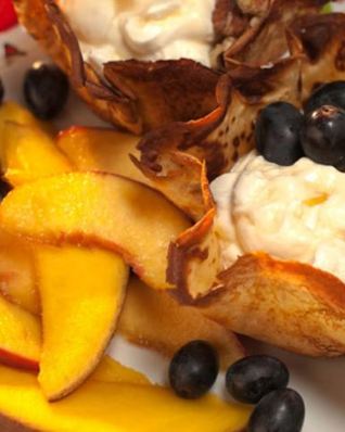 Блинные корзиночки с кремом и фруктами фламбе