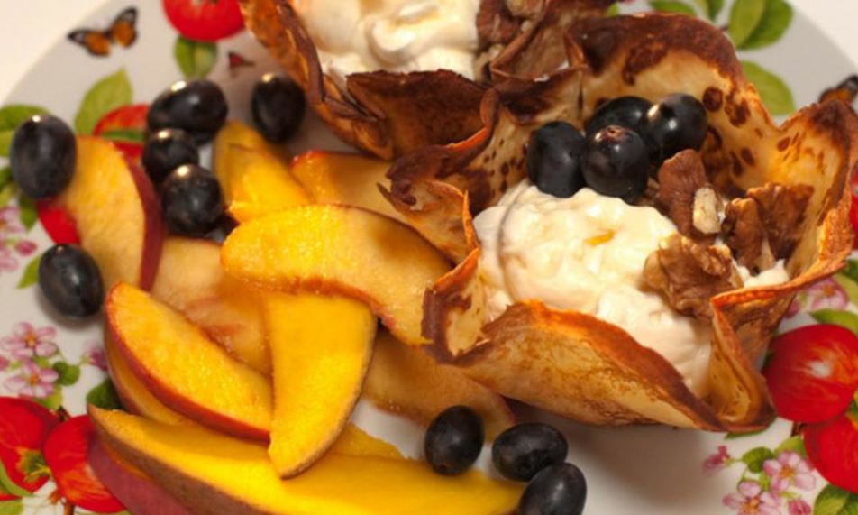 Рецепт блинные корзиночки с кремом и фруктами фламбе