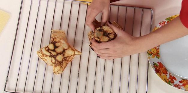 блинные корзиночки с кремом и фруктами фламбе