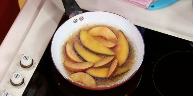 блинные корзиночки с кремом и фруктами фламбе