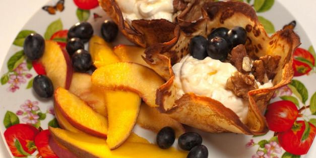 блинные корзиночки с кремом и фруктами фламбе