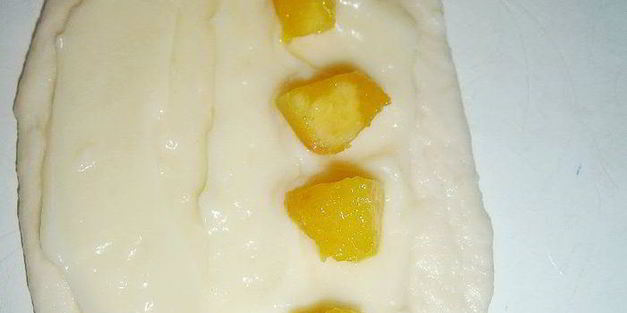 булочки с заварным кремом и персиком