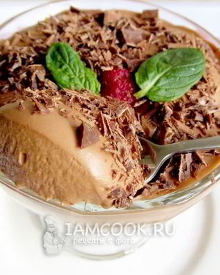 Десерт с шоколадным кремом и малиной