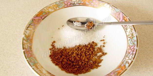 десерт с шоколадным кремом и малиной