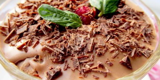 десерт с шоколадным кремом и малиной