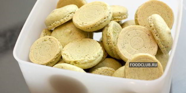 фисташковые макаронс с базиликовым кремом