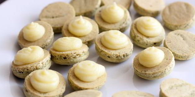 фисташковые макаронс с базиликовым кремом