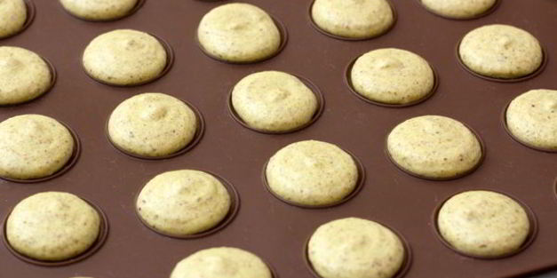 фисташковые макаронс с базиликовым кремом